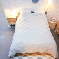 Couette légère polyester 200 g/m² effet lavé 240x220 cm