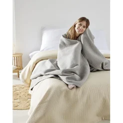 Couvre lit 220x240cm effet nid d'abeille polyester