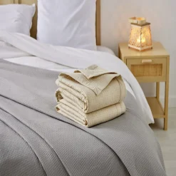 Couvre lit 220x240cm effet nid d'abeille polyester