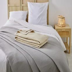 Couvre lit 220x240cm effet nid d'abeille polyester