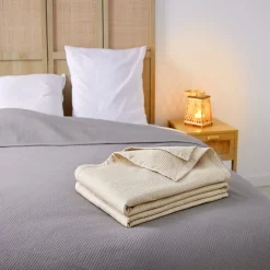 Couvre lit 220x240cm effet nid d'abeille polyester