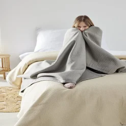 Couvre lit 220x240cm effet nid d'abeille polyester