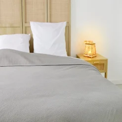 Couvre lit 220x240cm effet nid d'abeille polyester