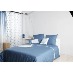 Parure de lit 2 places blanche finition pompons bleus