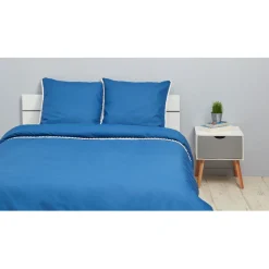 Parure de lit 2 places bleue finition pompons blancs