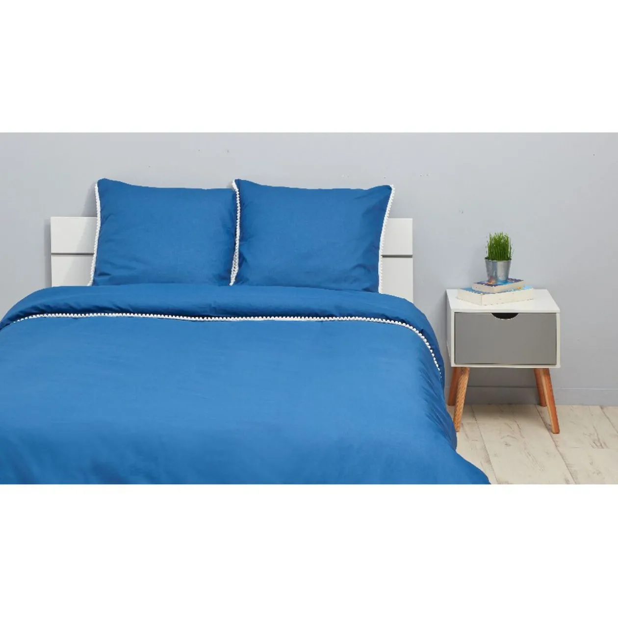 Parure de lit 2 places bleue finition pompons blancs