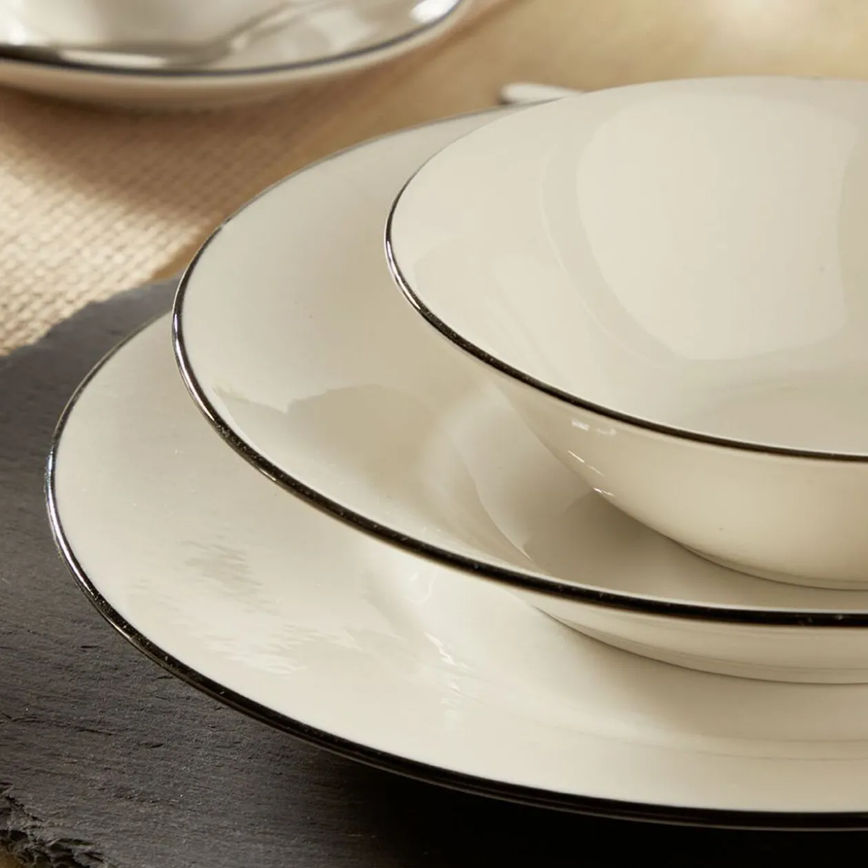 Service à vaisselle porcelaine blanc liseré noir 36 pièces