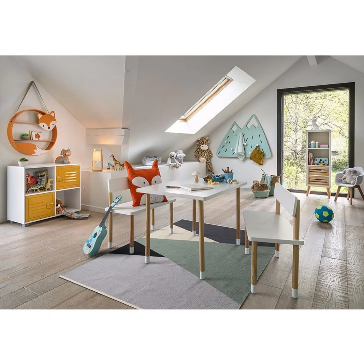 Table et deux chaises Célia bois clair et blanches