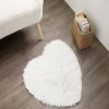 Tapis coeur effet fourrure rose ou beige 60x60cm