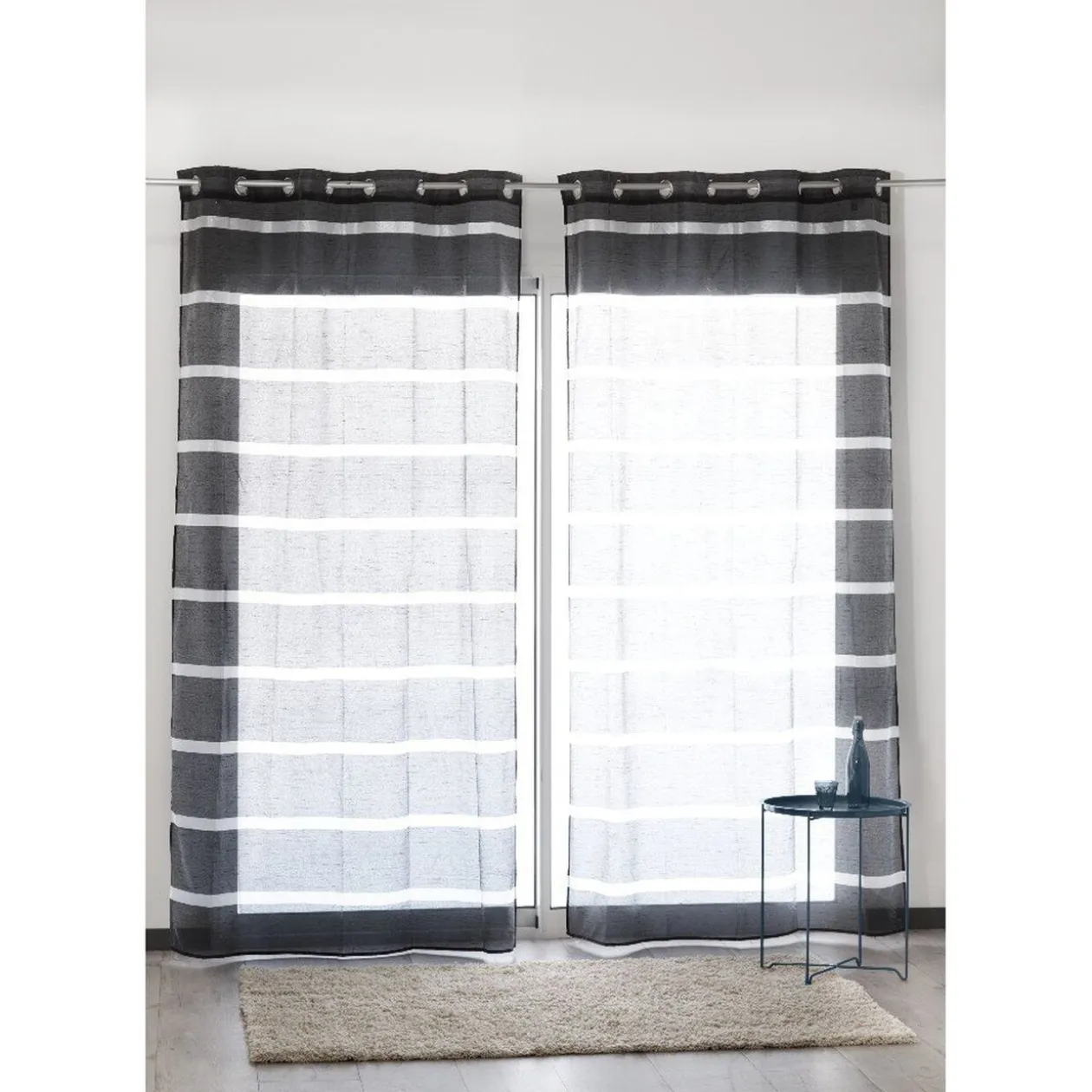 Voilage à oeillets noir brillant rayures argentées